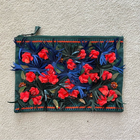 ***BRAND NEW / SOLD OUT*** Lord & Taylor Floral Embellished Clutch - Picture 1 of 5